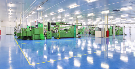 This image shows an industrial plant that has an epoxy floor. The floor's colors are blue and grey with yellow lines in between them.